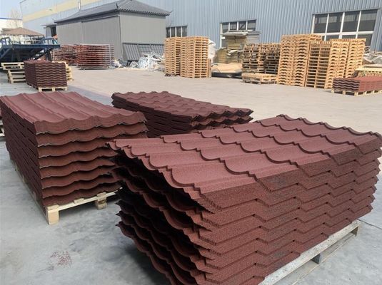 供給業者は,アパートの建物のための防水深赤石で覆われた金属屋根タイルを供給します