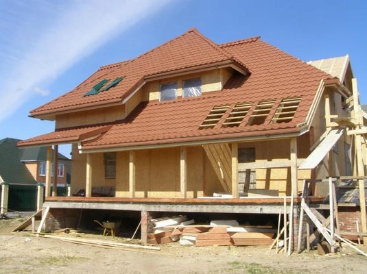 軽量な石で覆われた金属屋根タイル カスタマイズされた色で現代デザイン 0.38-0.45mm